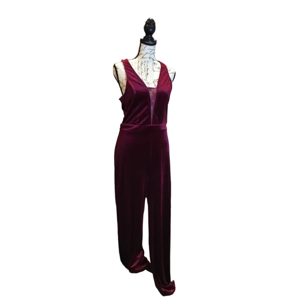 Romoeo & Juliet velvet jumper size women's medium PTP 19” inseam 31”